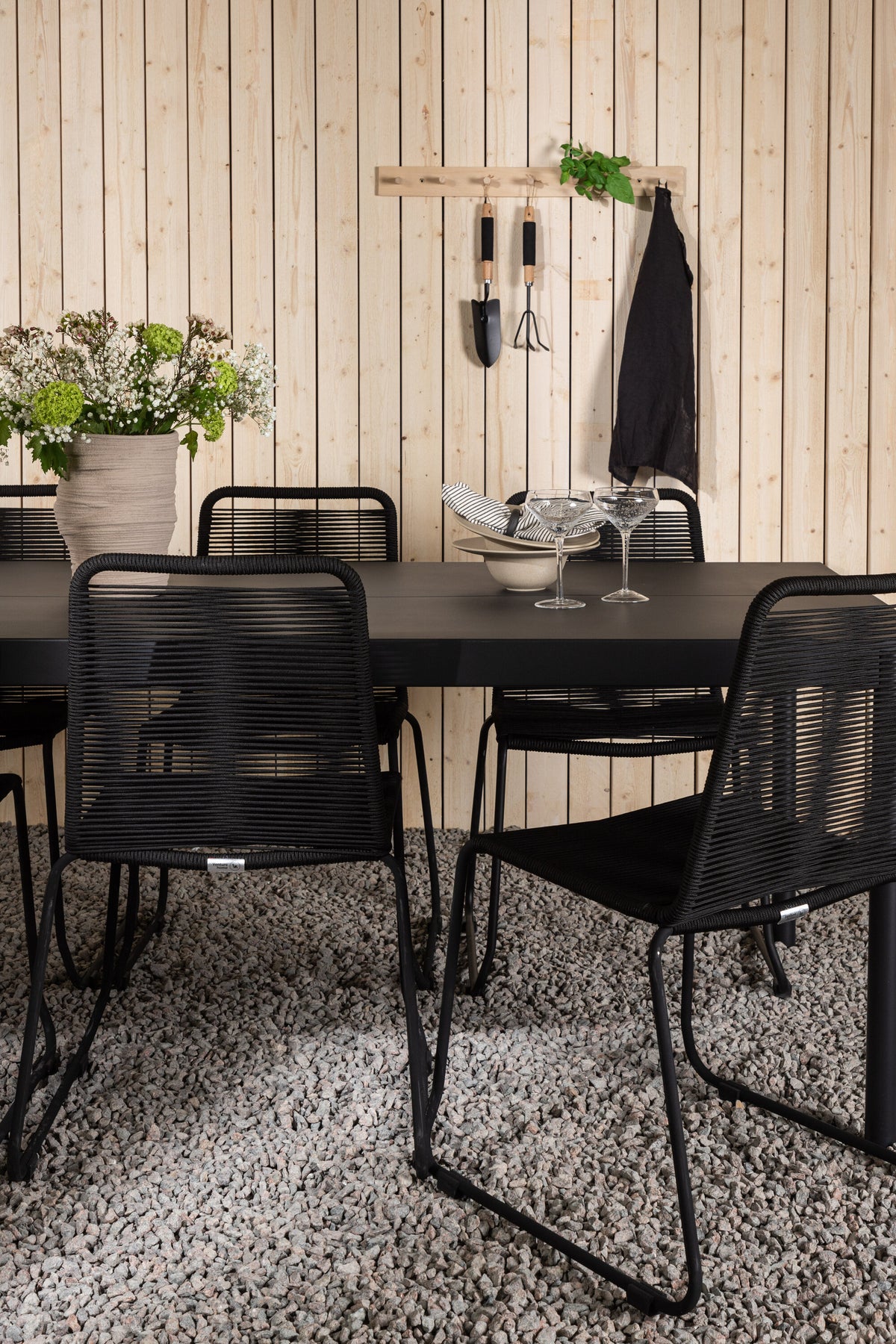 Modena Matbord med Lindos Stolarna – Aluminium