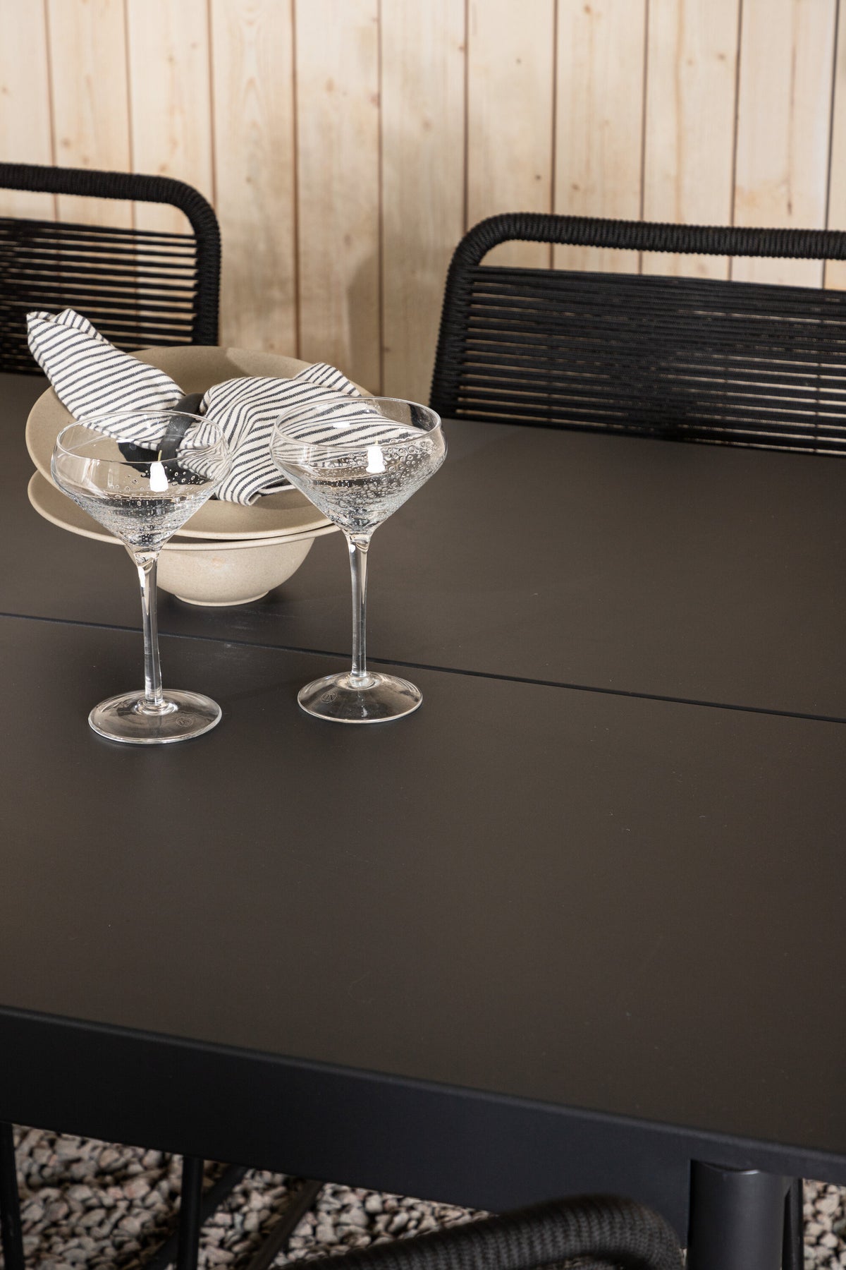 Modena Matbord med Lindos Stolarna – Aluminium