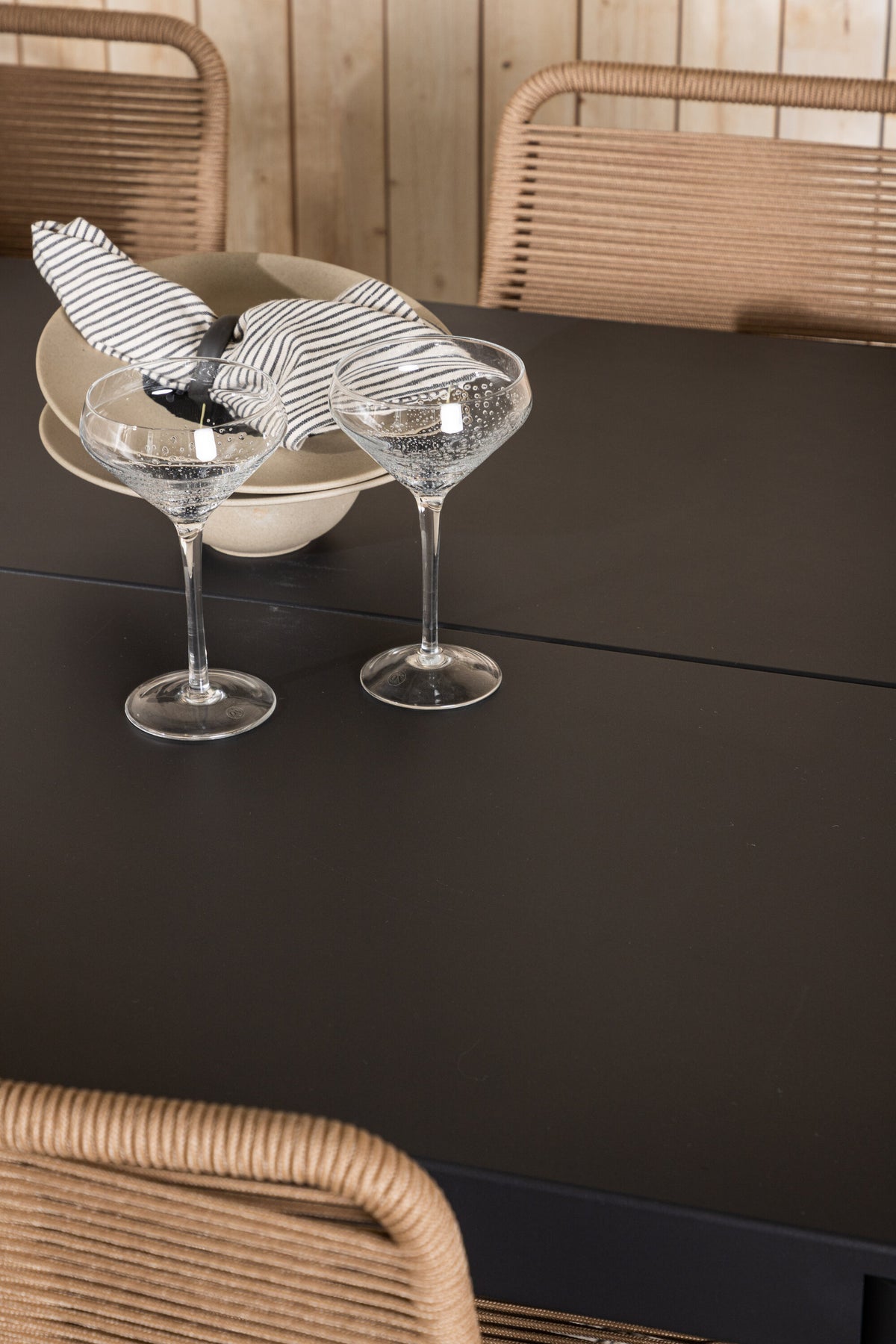 Modena Matbord med Lindos Stolarna – Bord: 75x200x100 Stol: 59x86x57