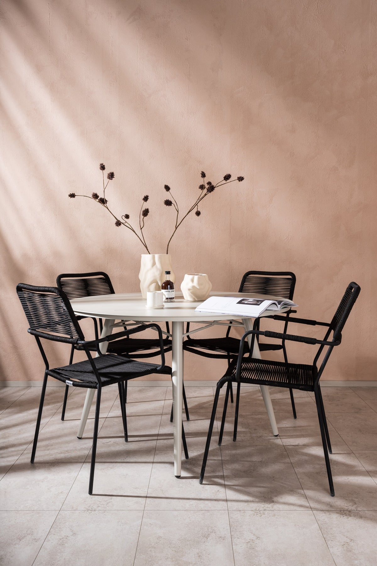 Lina Matbord med Lindos Stolarna – Bord: ⌀120 Stol: 66x85x55