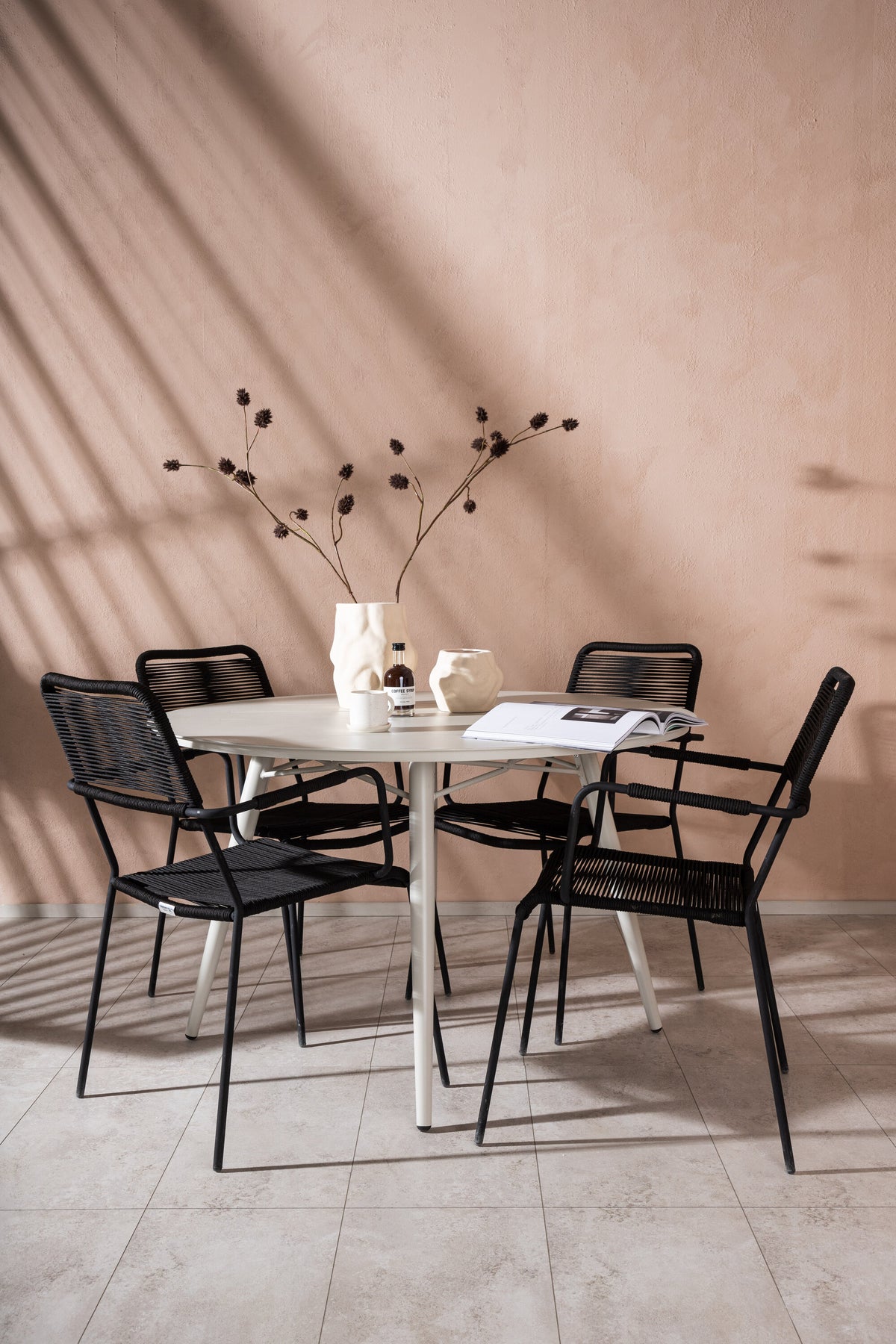 Lina Matbord med Lindos Stolarna – Bord: ⌀120 Stol: 66x85x55