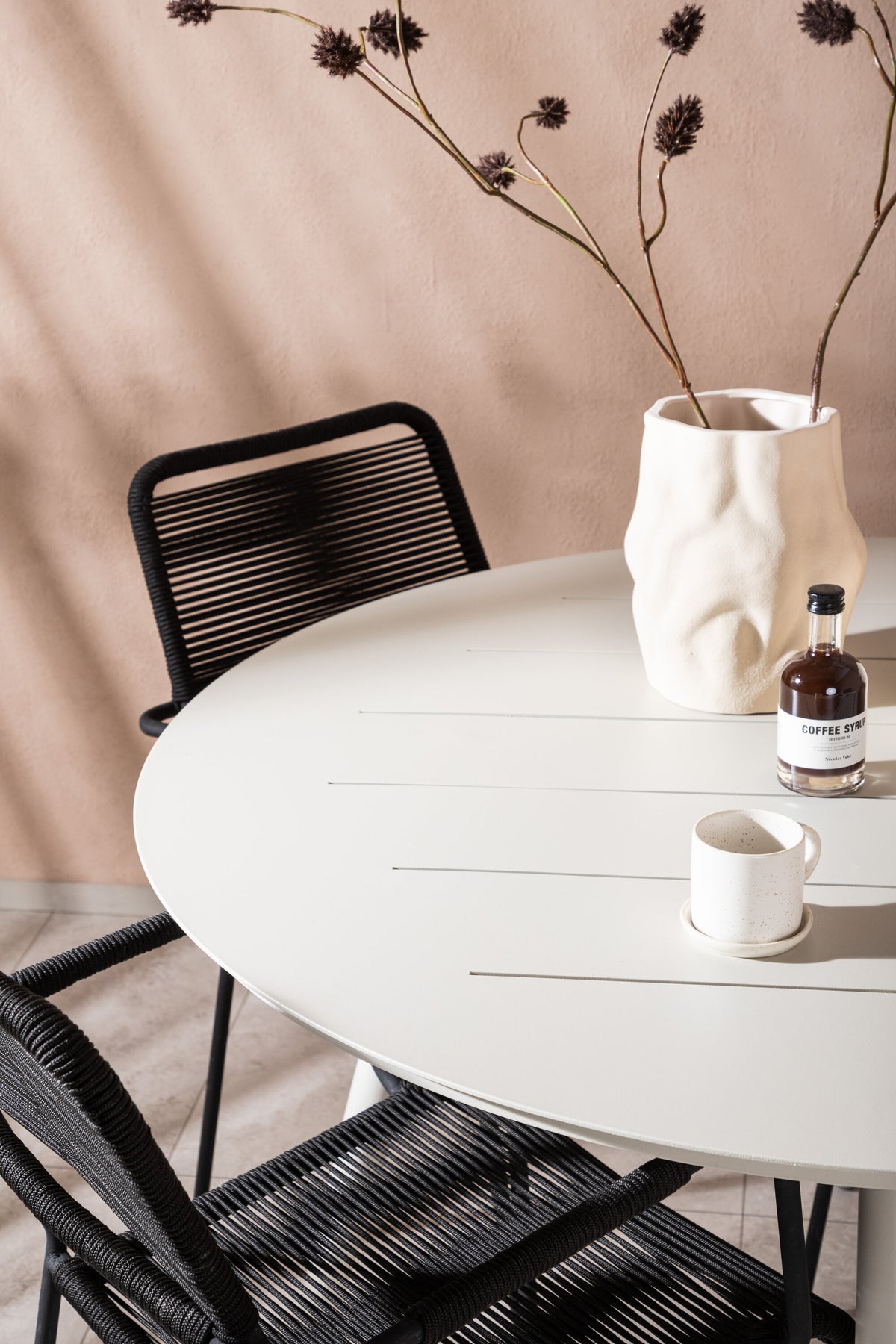 Lina Matbord med Lindos Stolarna – Bord: ⌀120 Stol: 66x85x55