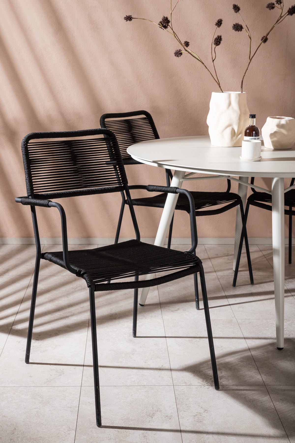 Lina Matbord med Lindos Stolarna – Bord: ⌀120 Stol: 66x85x55