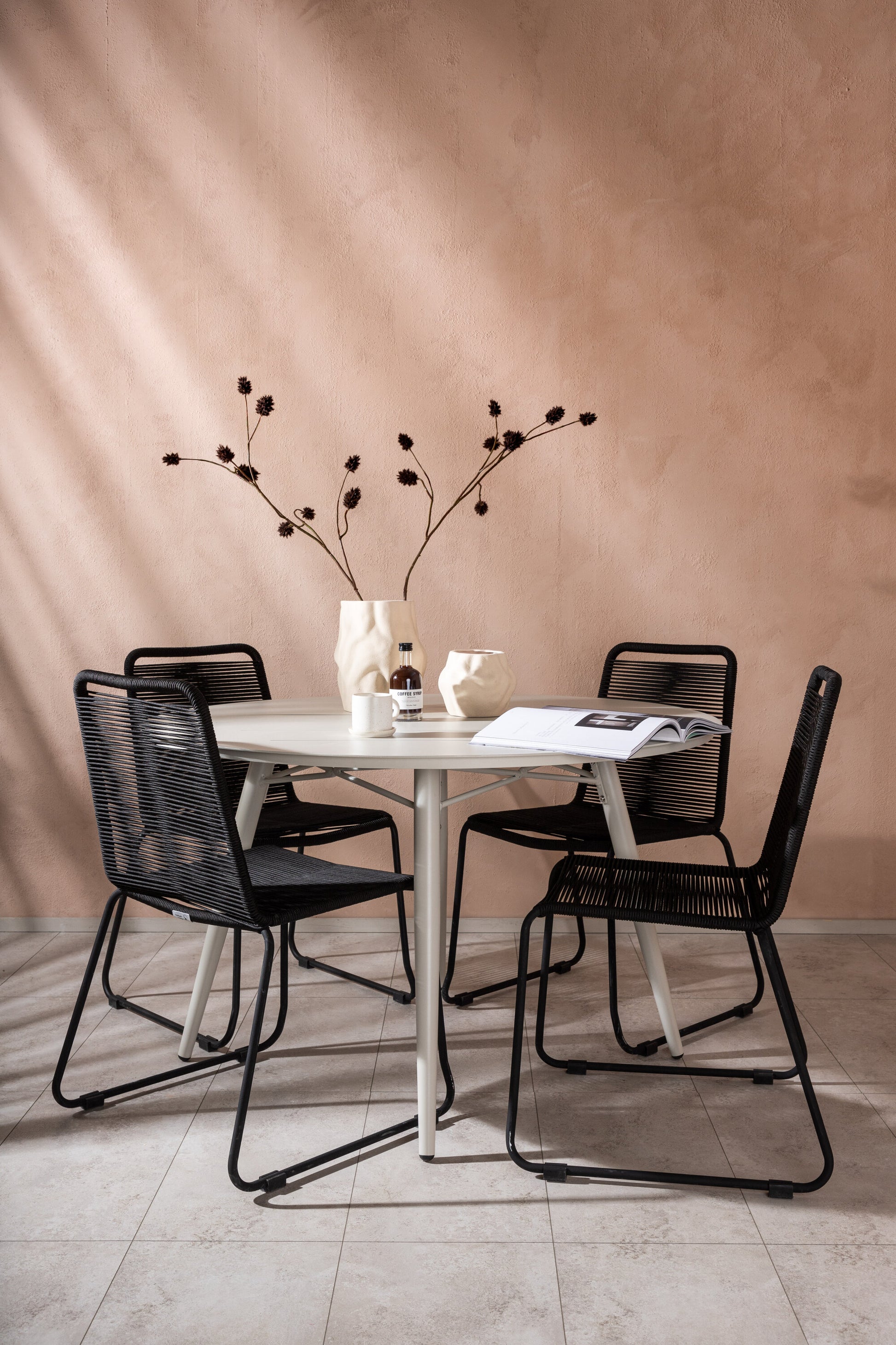 Lina Matbord med Lindos Stolarna – Bord: ⌀120 Stol: 59x86x57