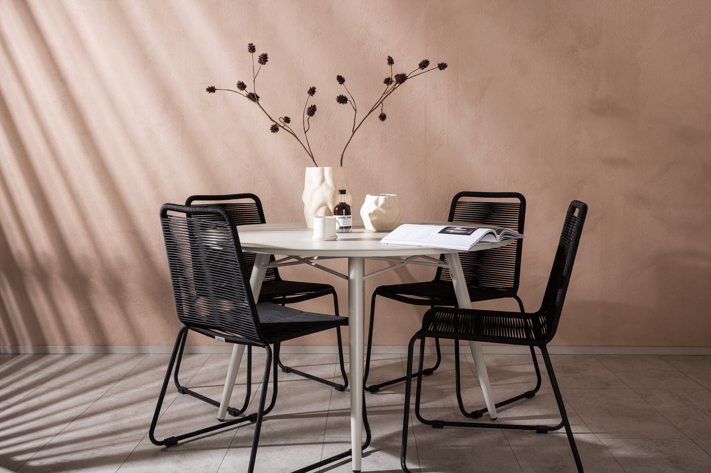 Lina Matbord med Lindos Stolarna – Bord: ⌀120 Stol: 59x86x57
