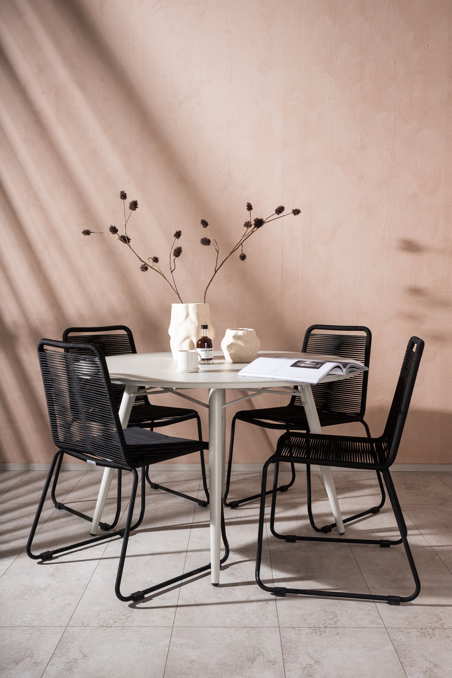 Lina Matbord med Lindos Stolarna – Bord: ⌀120 Stol: 59x86x57