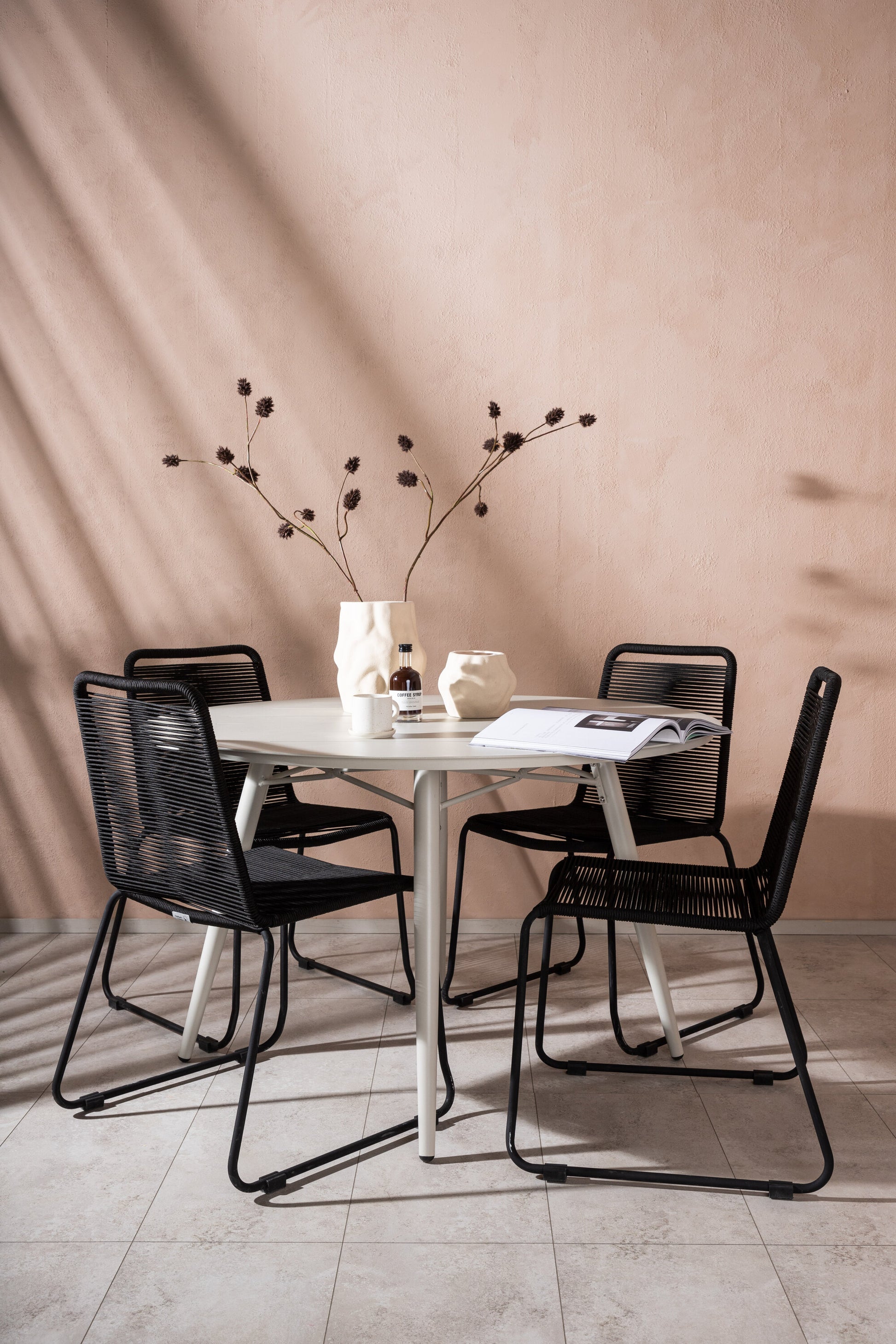 Lina Matbord med Lindos Stolarna – Bord: ⌀120 Stol: 59x86x57
