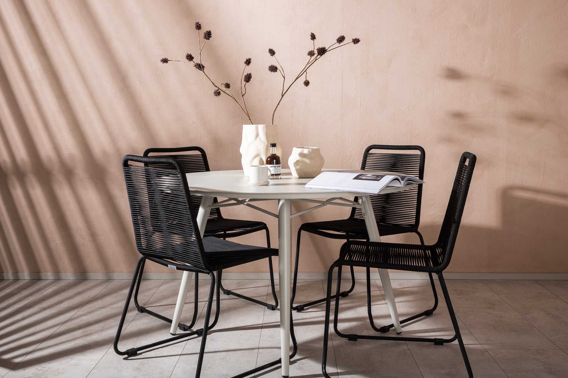Lina Matbord med Lindos Stolarna – Bord: ⌀120 Stol: 59x86x57