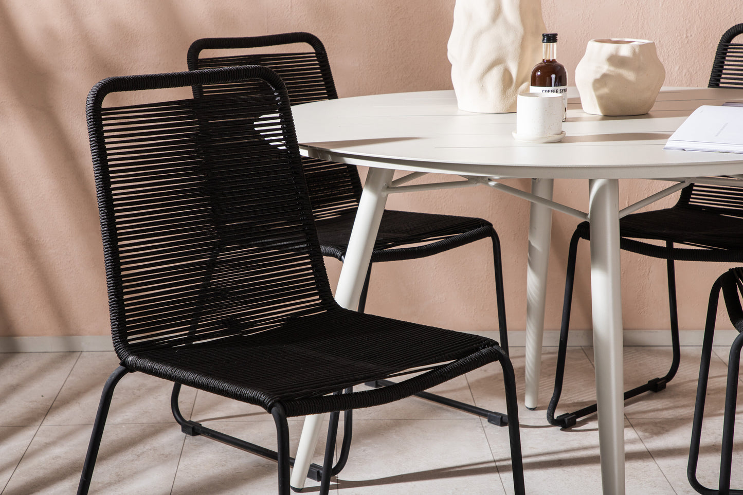 Lina Matbord med Lindos Stolarna – Bord: ⌀120 Stol: 59x86x57