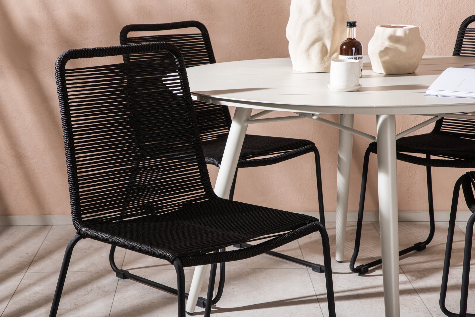 Lina Matbord med Lindos Stolarna – Bord: ⌀120 Stol: 59x86x57