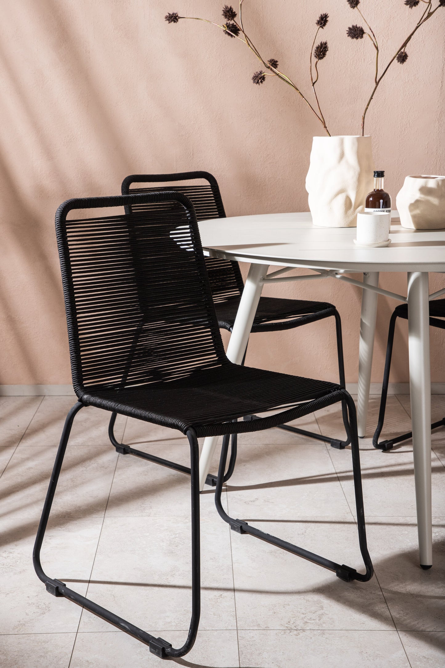 Lina Matbord med Lindos Stolarna – Bord: ⌀120 Stol: 59x86x57