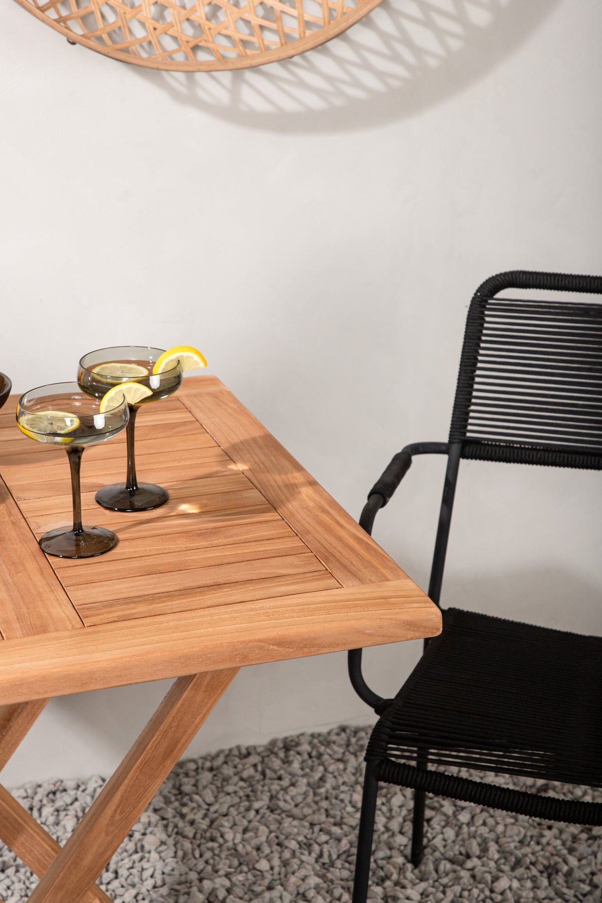 Kenya Matbord med Lindos Stolarna – Bord: 75x70x70 Stol: 66x85x55