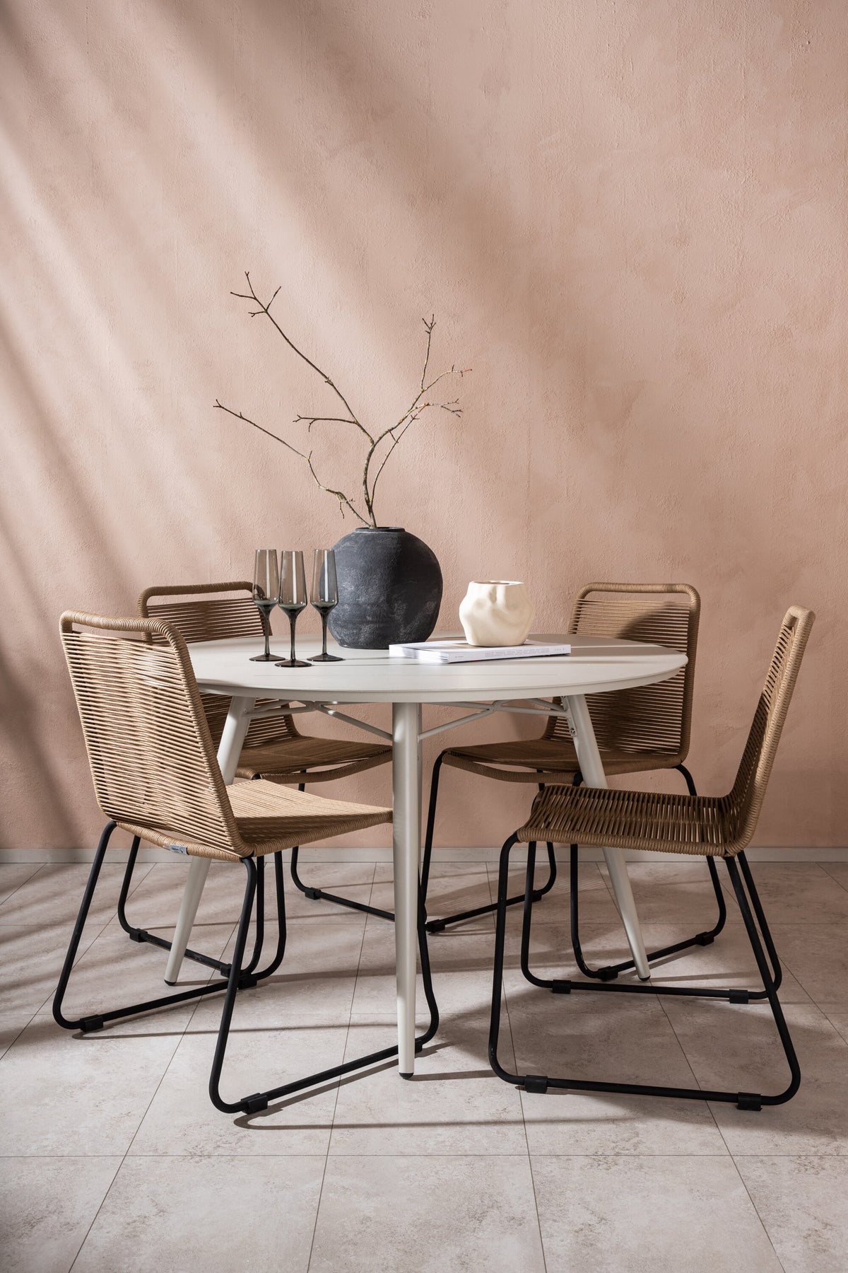 Lina Matbord med Lindos Stolarna – Bord: ⌀120 Stol: 59x86x57