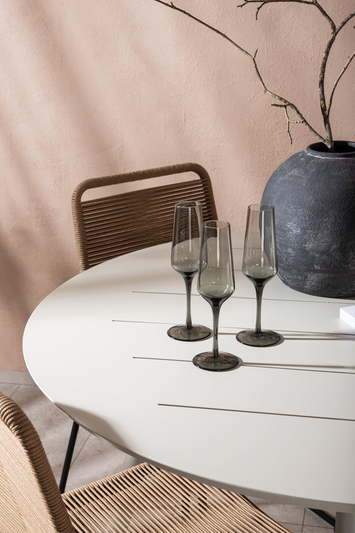 Lina Matbord med Lindos Stolarna – Bord: ⌀120 Stol: 59x86x57