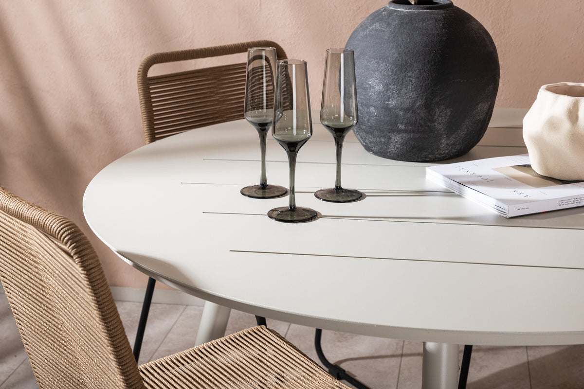 Lina Matbord med Lindos Stolarna – Bord: ⌀120 Stol: 59x86x57