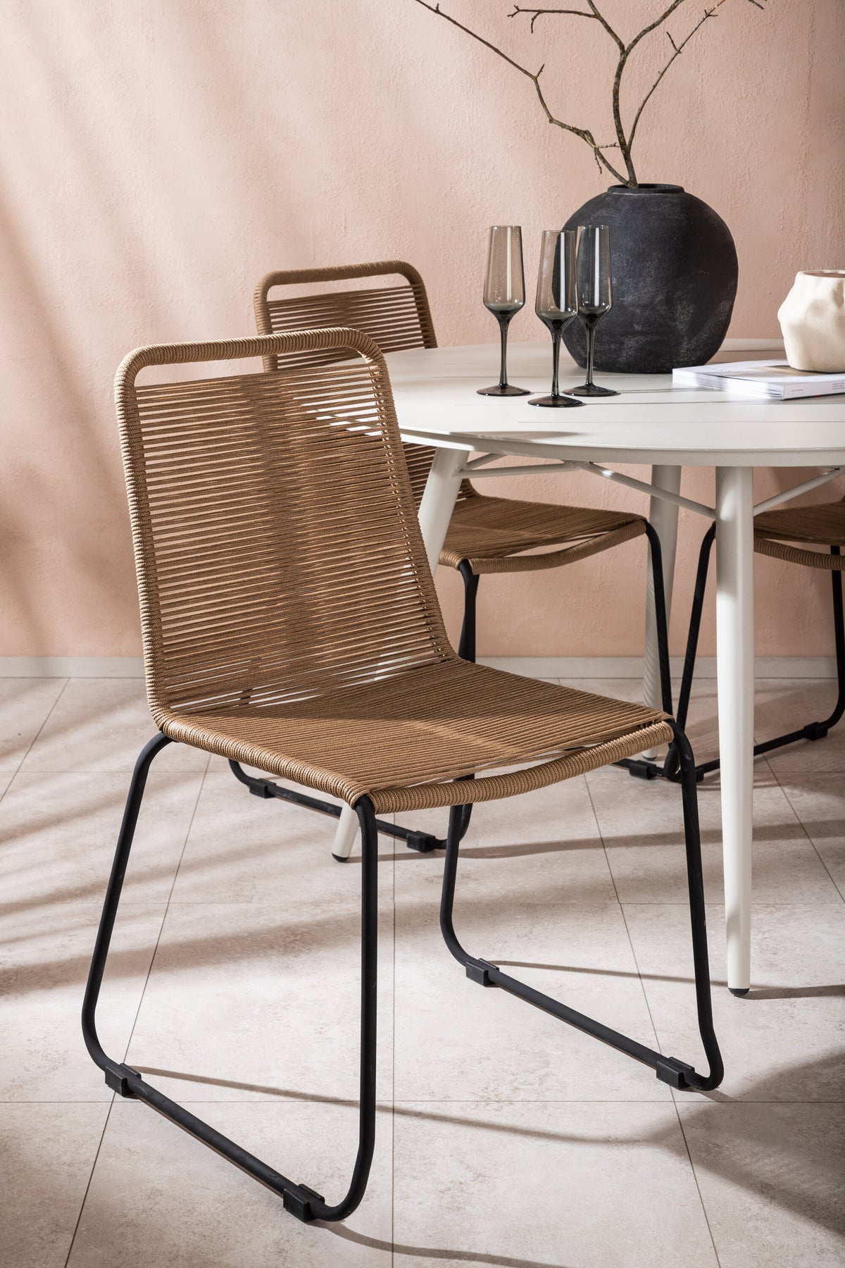 Lina Matbord med Lindos Stolarna – Bord: ⌀120 Stol: 59x86x57