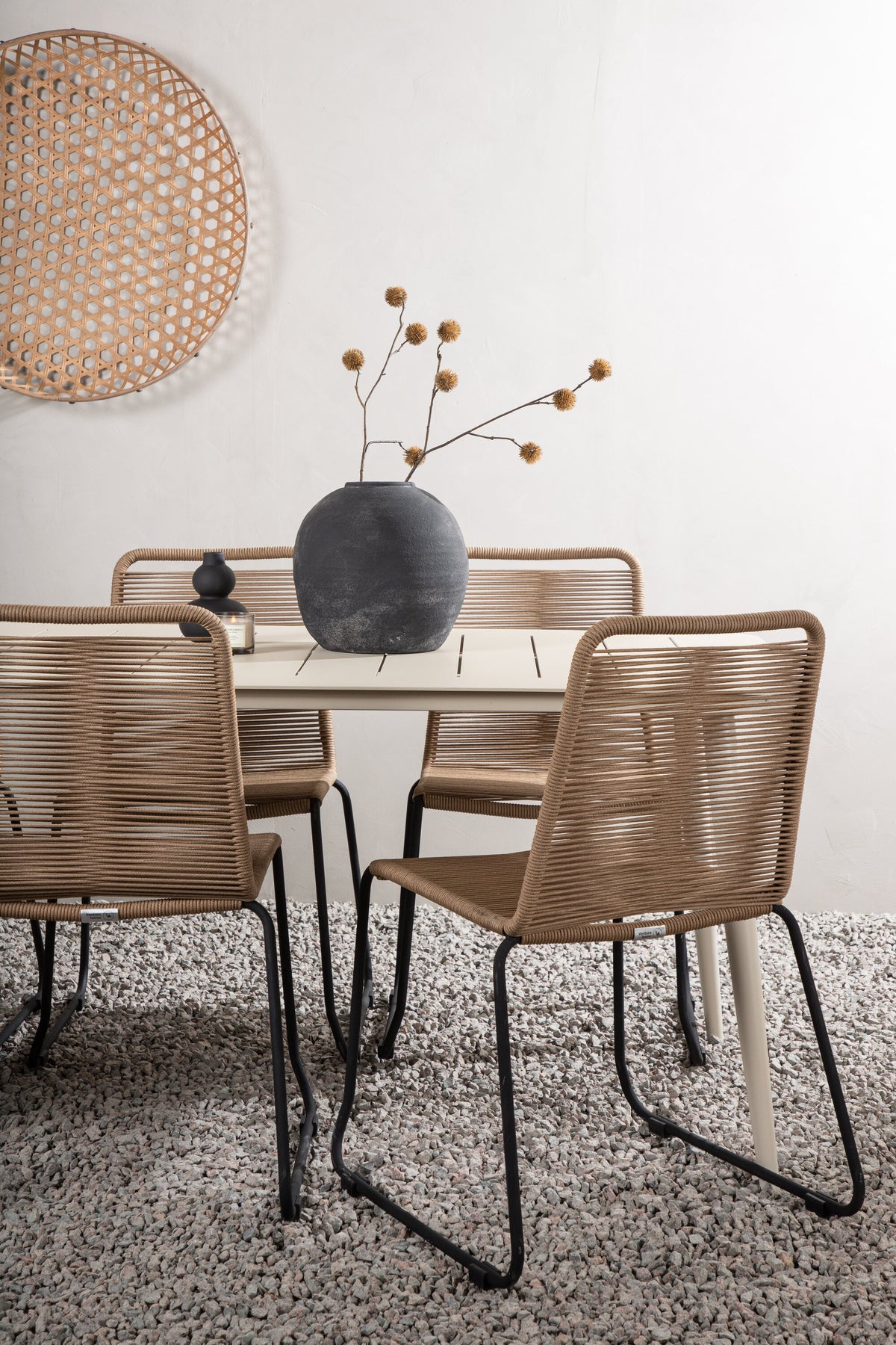 Lina Matbord med Lindos Stolarna – Bord: 75x200x90 Stol: 59x86x57