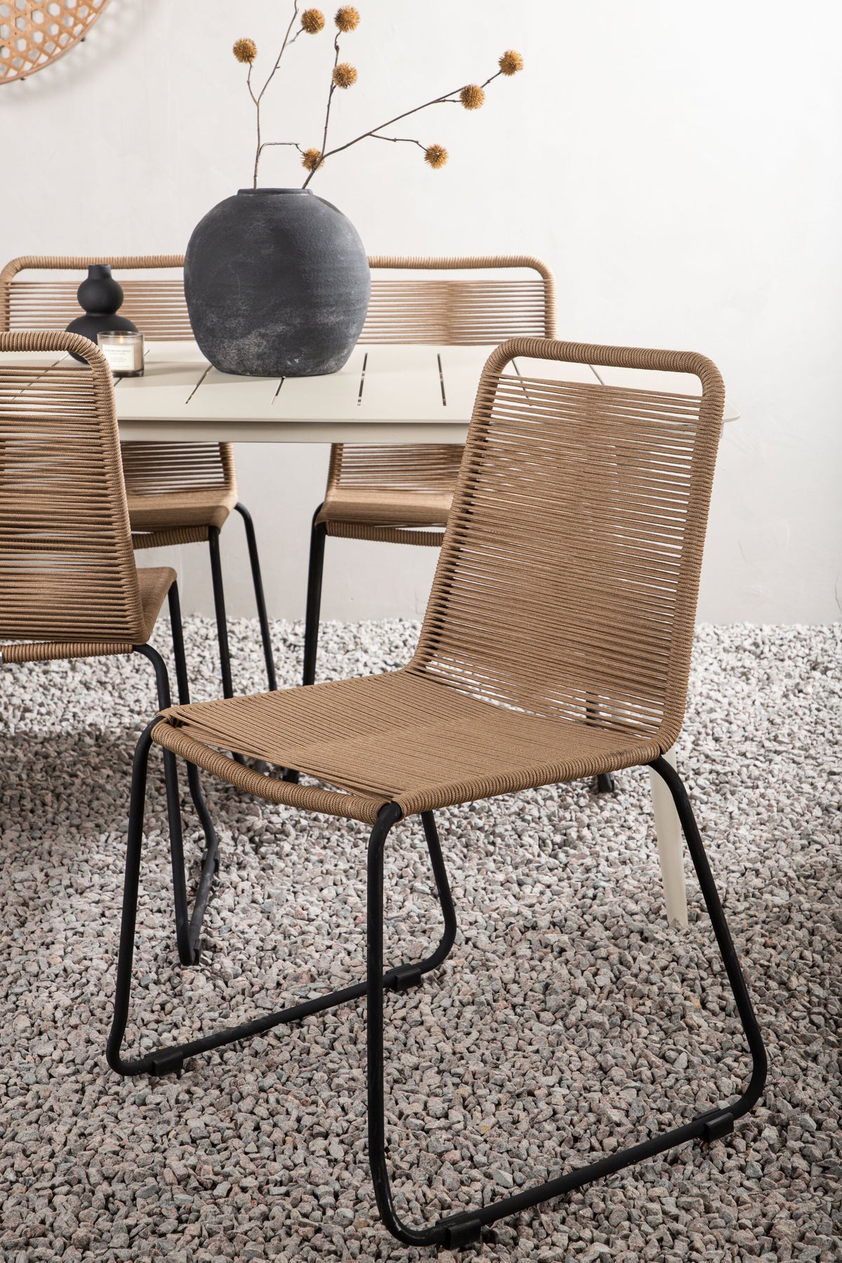 Lina Matbord med Lindos Stolarna – Bord: 75x200x90 Stol: 59x86x57