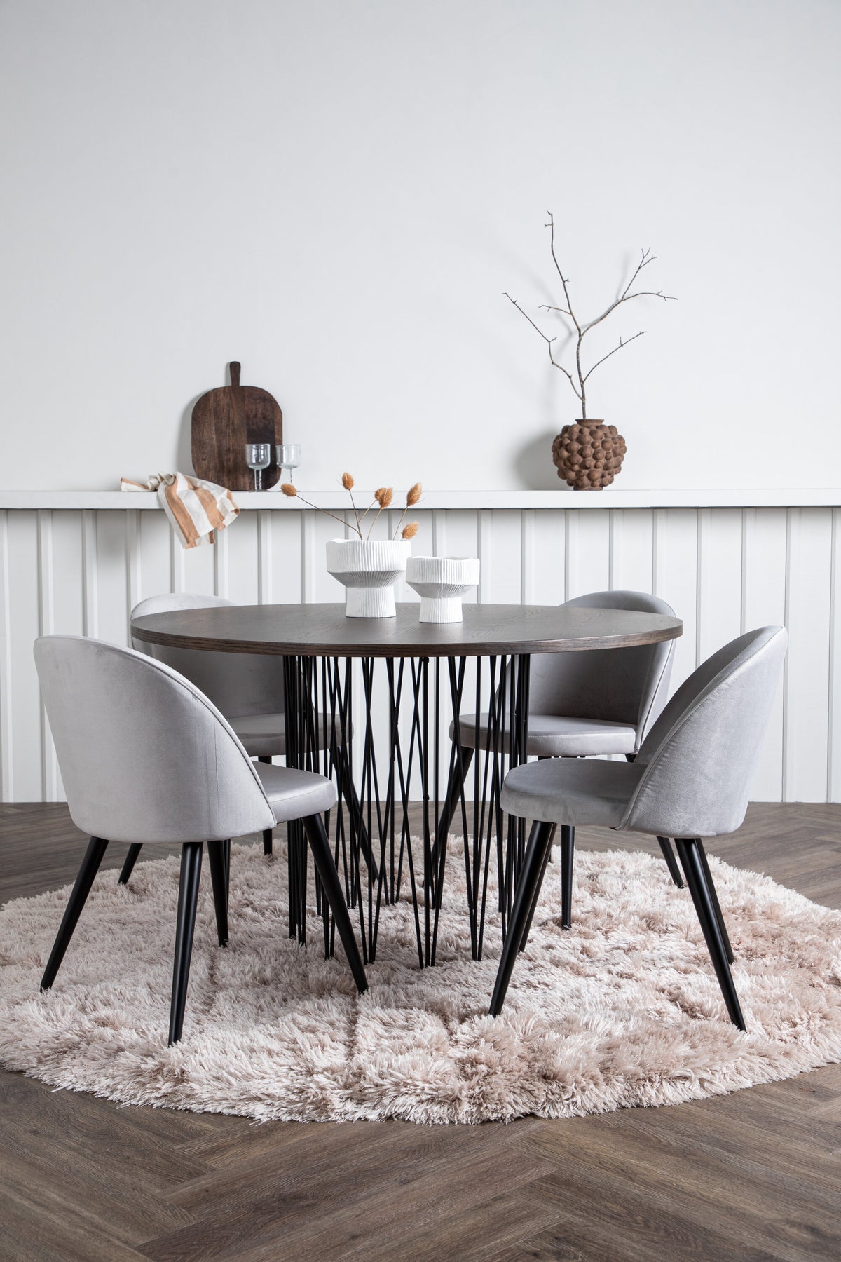 Stone Matbord med Velvet Stolarna – Bord: ⌀120 Stol: 57x76,5x50