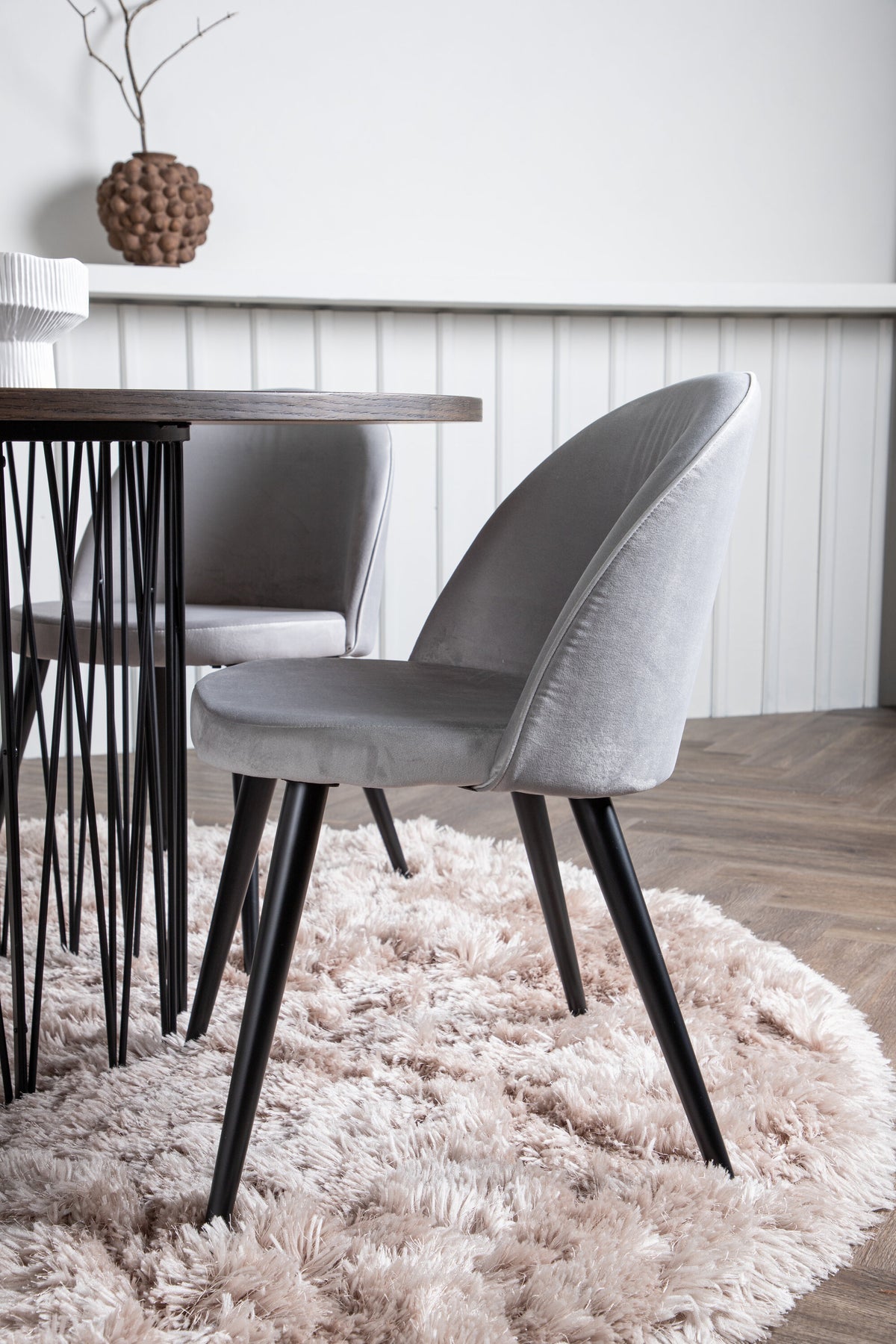 Stone Matbord med Velvet Stolarna – Bord: ⌀120 Stol: 57x76,5x50