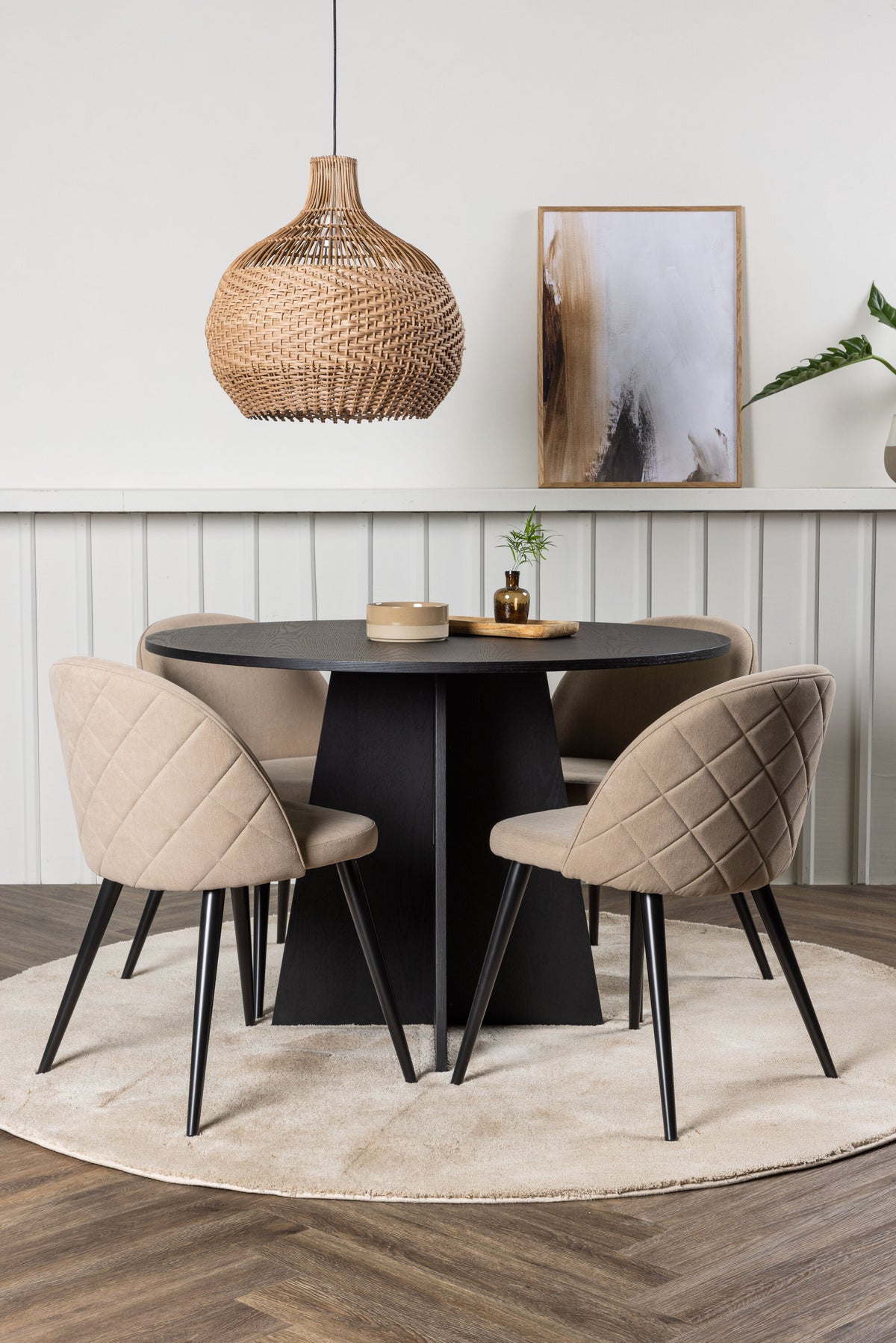 Bootcut Matbord med Velvet Stolarna – Bord: ⌀110 Stol: 57x76,5x50