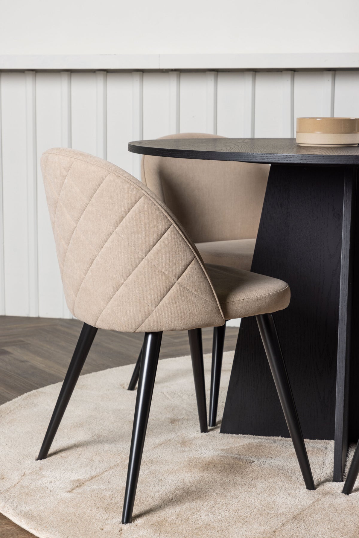 Bootcut Matbord med Velvet Stolarna – Bord: ⌀110 Stol: 57x76,5x50