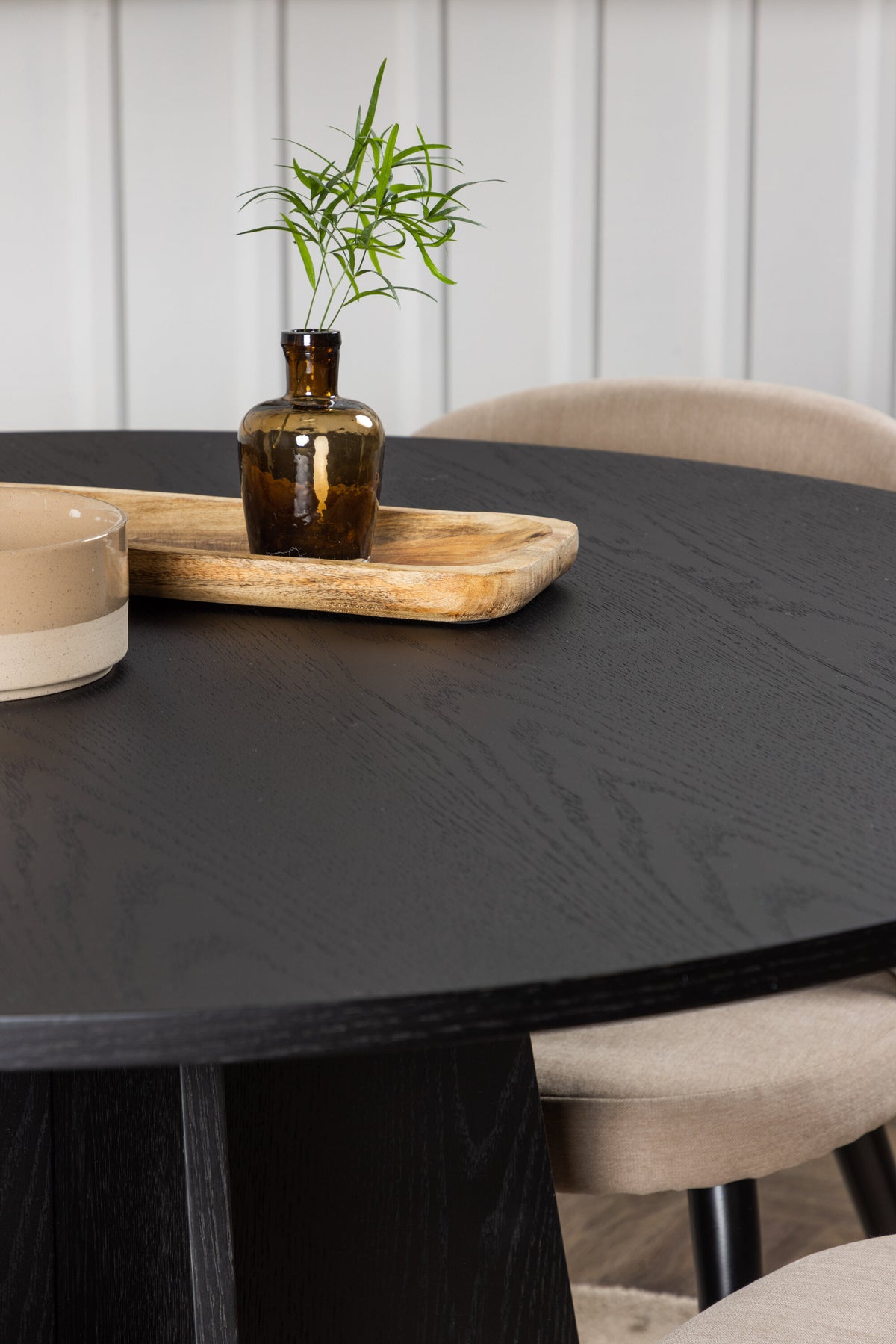 Bootcut Matbord med Velvet Stolarna – Bord: ⌀110 Stol: 57x76,5x50