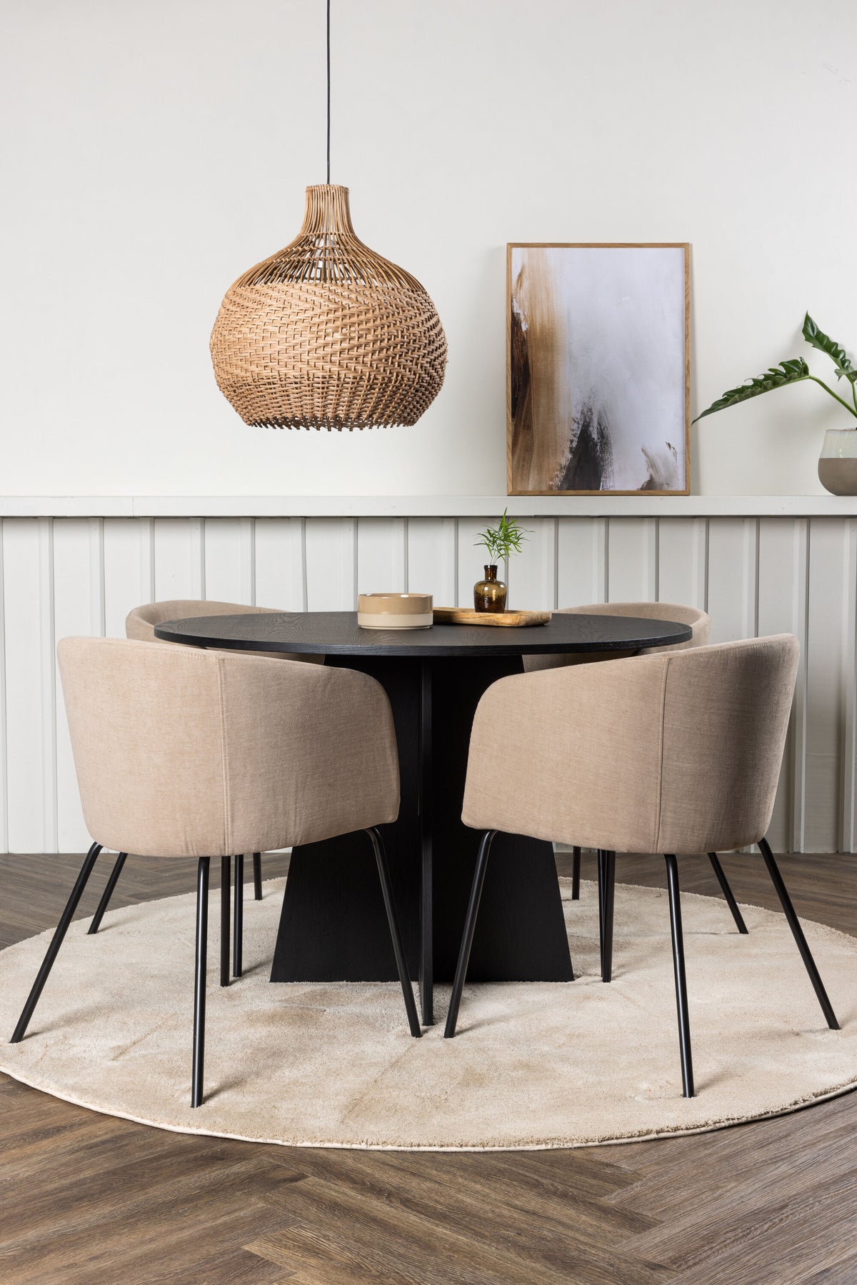 Bootcut Matbord med Berit Stolarna – Bord: ⌀110 Stol: 55x78x55