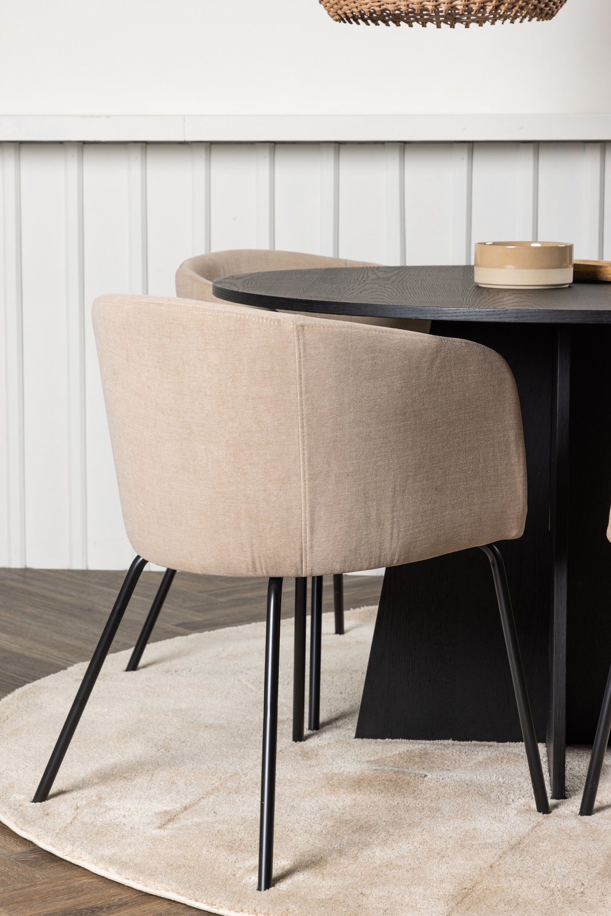 Bootcut Matbord med Berit Stolarna – Bord: ⌀110 Stol: 55x78x55