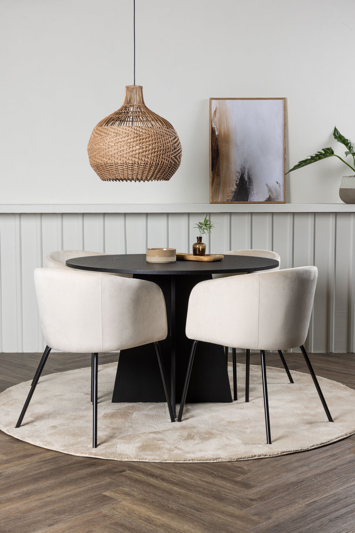 Bootcut Matbord med Berit Stolarna – Bord: ⌀110 Stol: 55x78x55