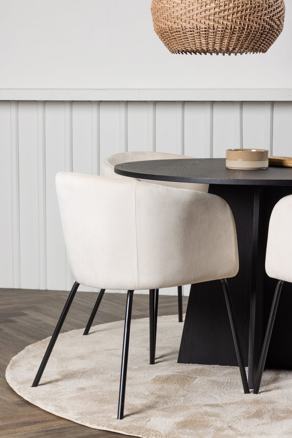 Bootcut Matbord med Berit Stolarna – Bord: ⌀110 Stol: 55x78x55