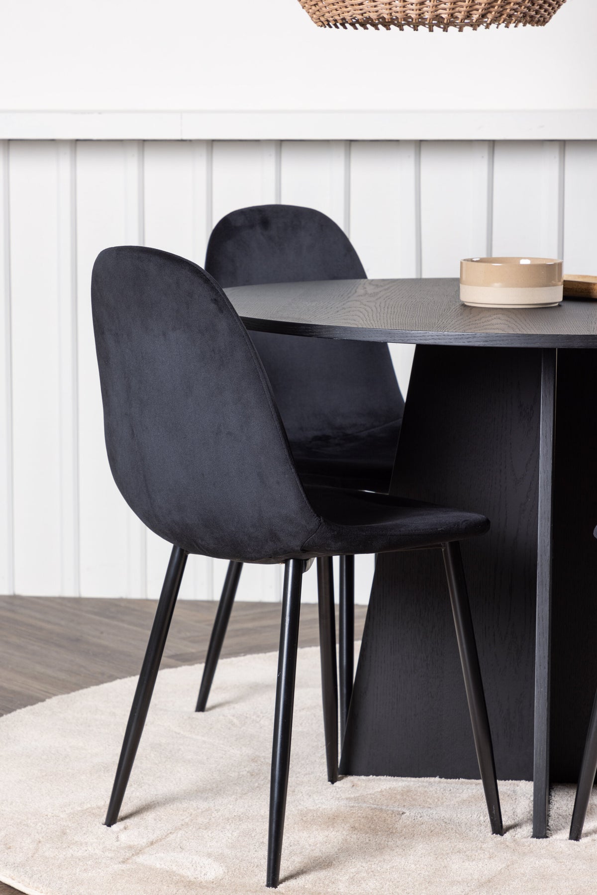 Bootcut Matbord med Polar Stolarna – Bord: ⌀110 Stol: 53,3x88x42,5