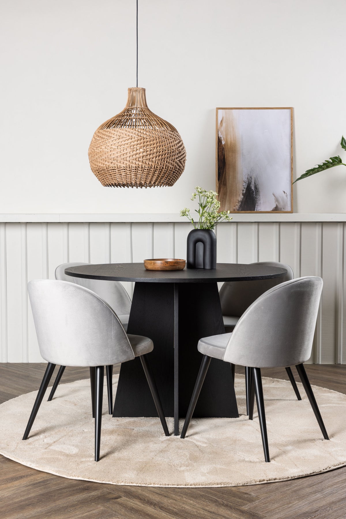 Bootcut Matbord med Velvet Stolarna – Bord: ⌀110 Stol: 57x76,5x50