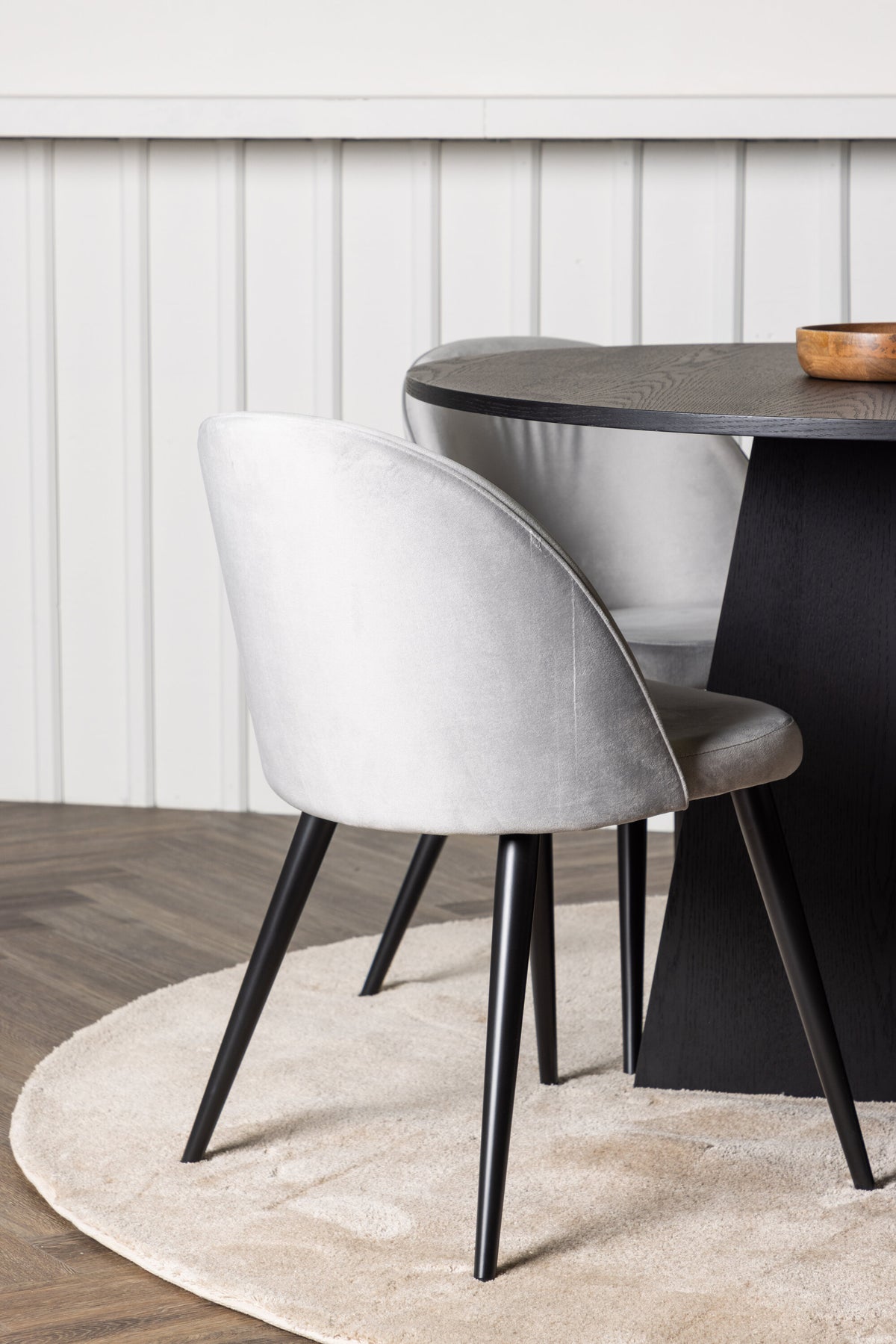 Bootcut Matbord med Velvet Stolarna – Bord: ⌀110 Stol: 57x76,5x50