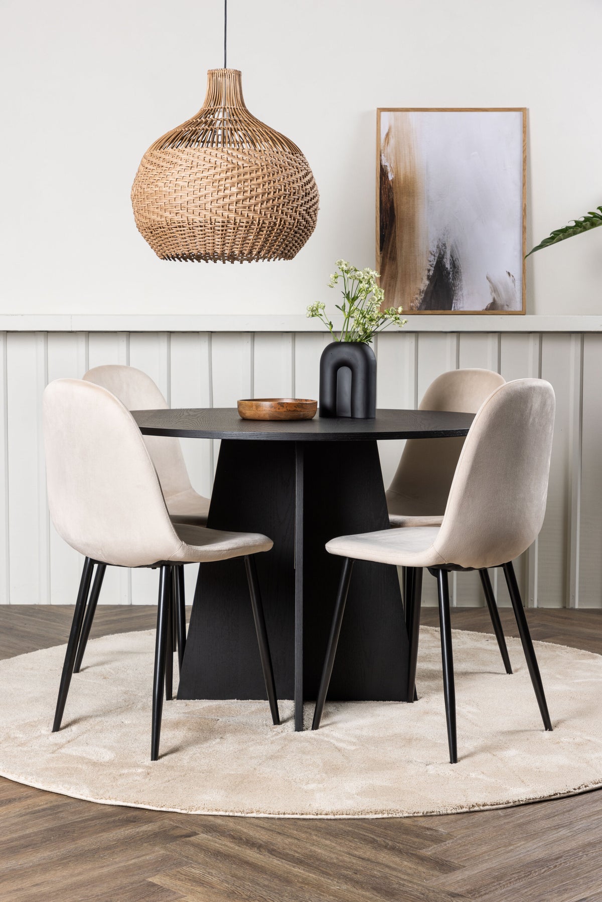 Bootcut Matbord med Polar Stolarna – Bord: ⌀110 Stol: 53,3x88x42,5