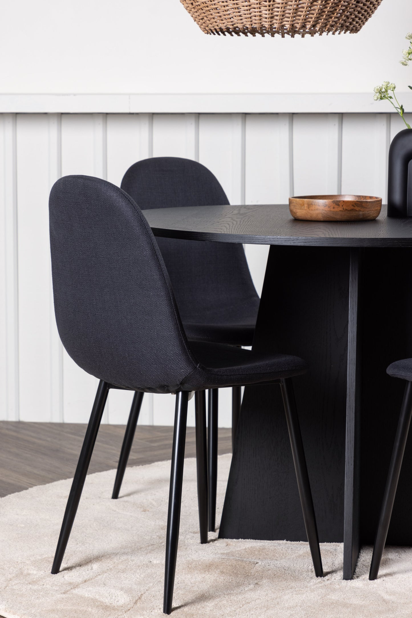 Bootcut Matbord med Polar Stolarna – Bord: ⌀110 Stol: 53x87x44