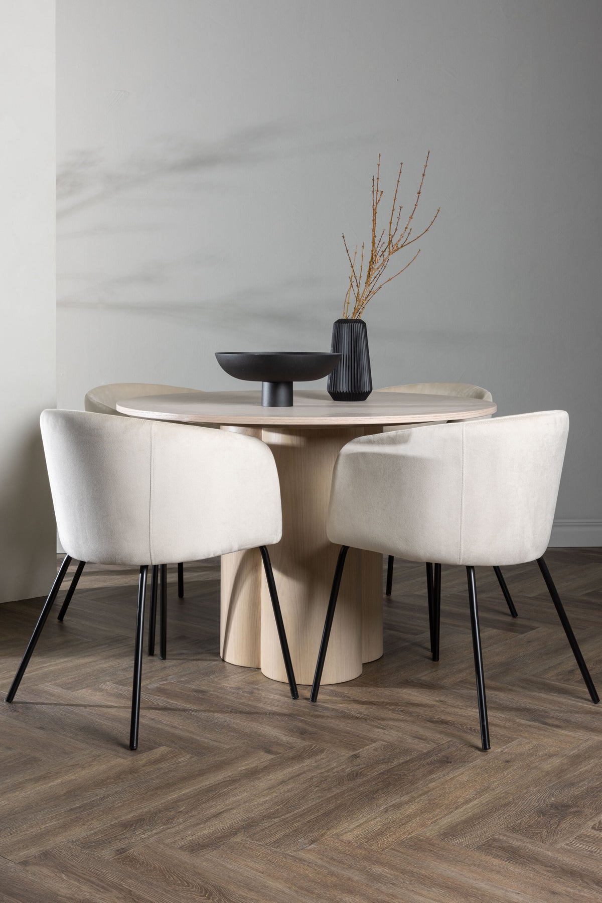 Olivia Matbord med Berit Stolarna – Bord: ⌀110 Stol: 55x78x55