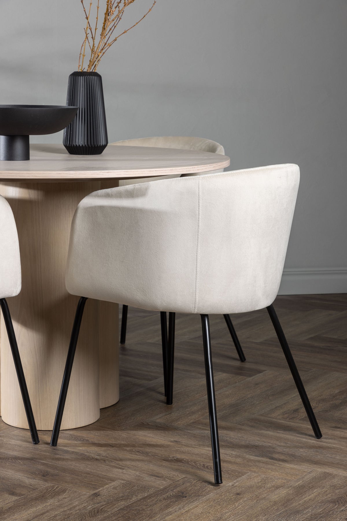 Olivia Matbord med Berit Stolarna – Bord: ⌀110 Stol: 55x78x55