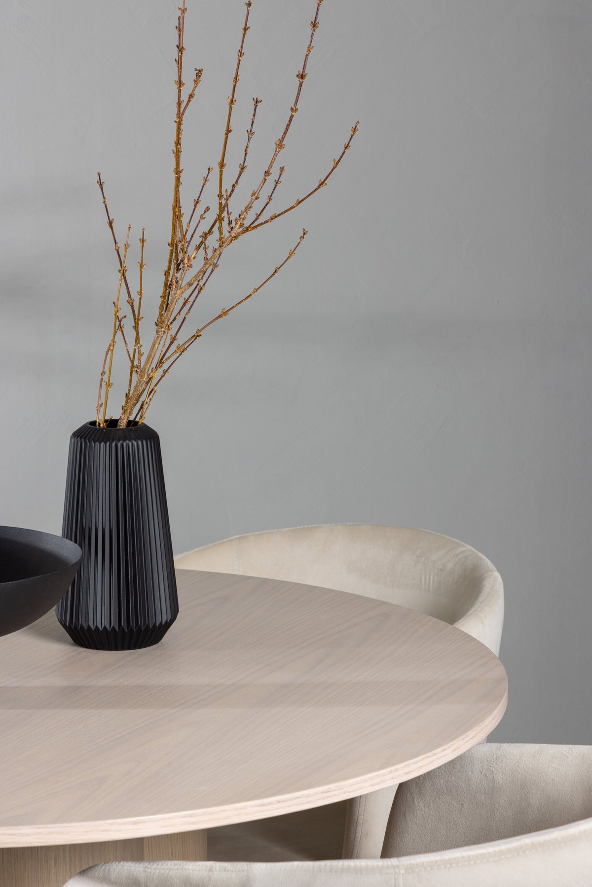 Olivia Matbord med Berit Stolarna – Bord: ⌀110 Stol: 55x78x55