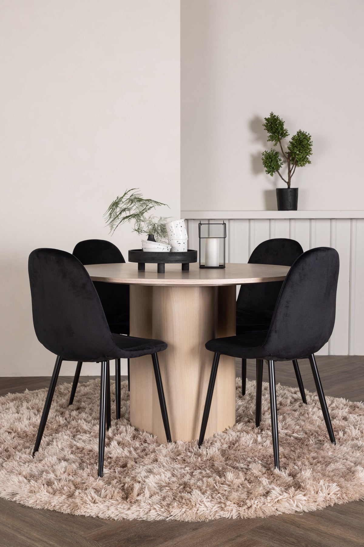 Olivia Matbord med Polar Stolarna – Bord: ⌀110 Stol: 53,3x88x42,5
