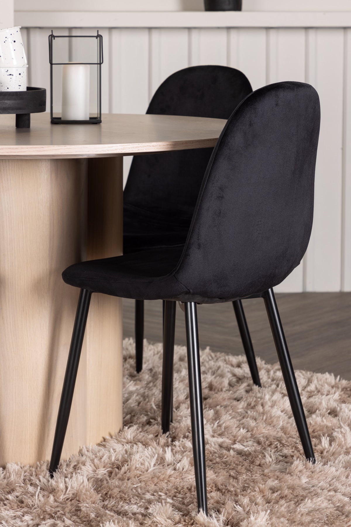 Olivia Matbord med Polar Stolarna – Bord: ⌀110 Stol: 53,3x88x42,5