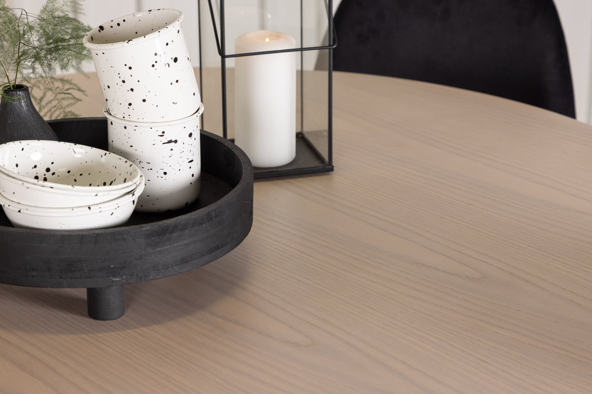 Olivia Matbord med Polar Stolarna – Bord: ⌀110 Stol: 53,3x88x42,5