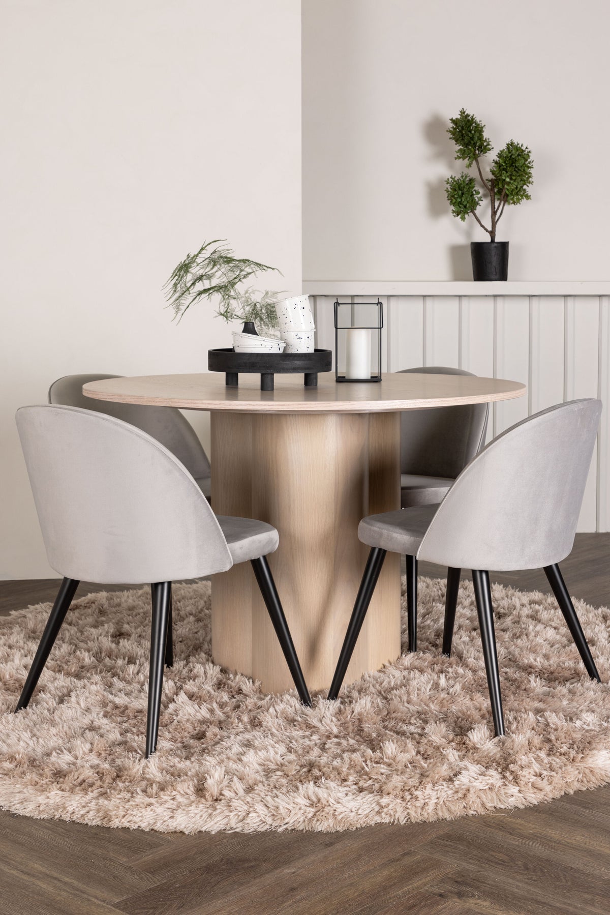 Olivia Matbord med Velvet Stolarna – Bord: ⌀110 Stol: 57x76,5x50