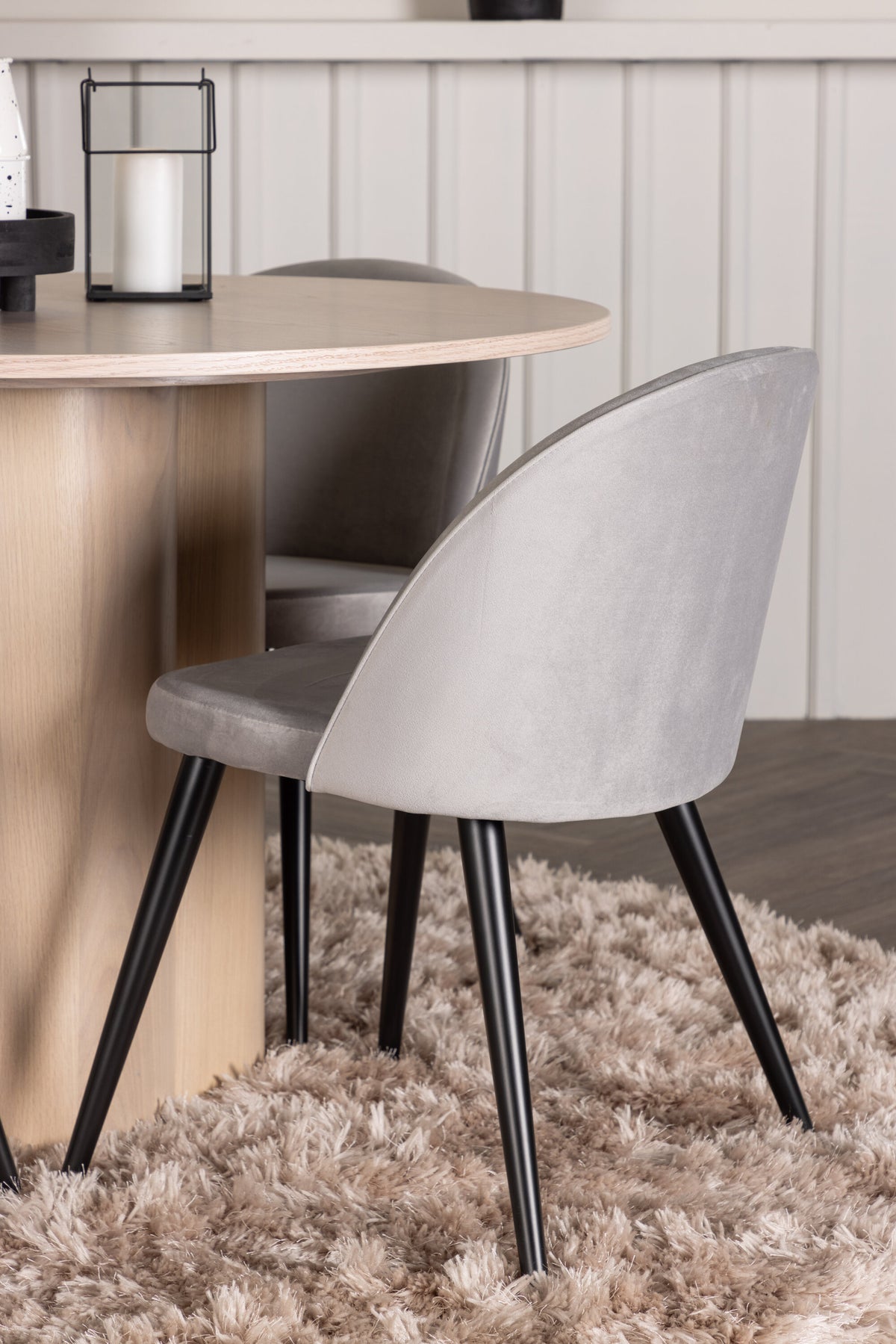 Olivia Matbord med Velvet Stolarna – Bord: ⌀110 Stol: 57x76,5x50