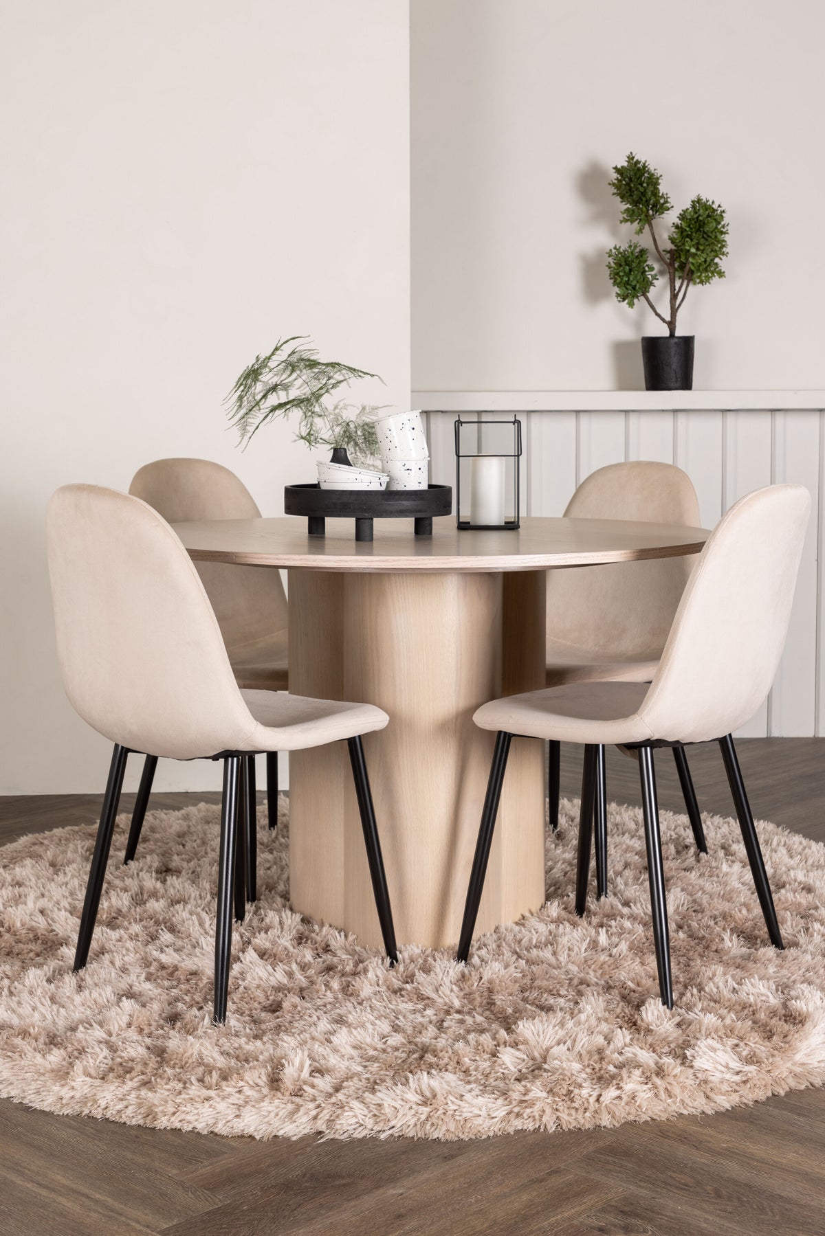Olivia Matbord med Polar Stolarna – Bord: ⌀110 Stol: 53,3x88x42,5