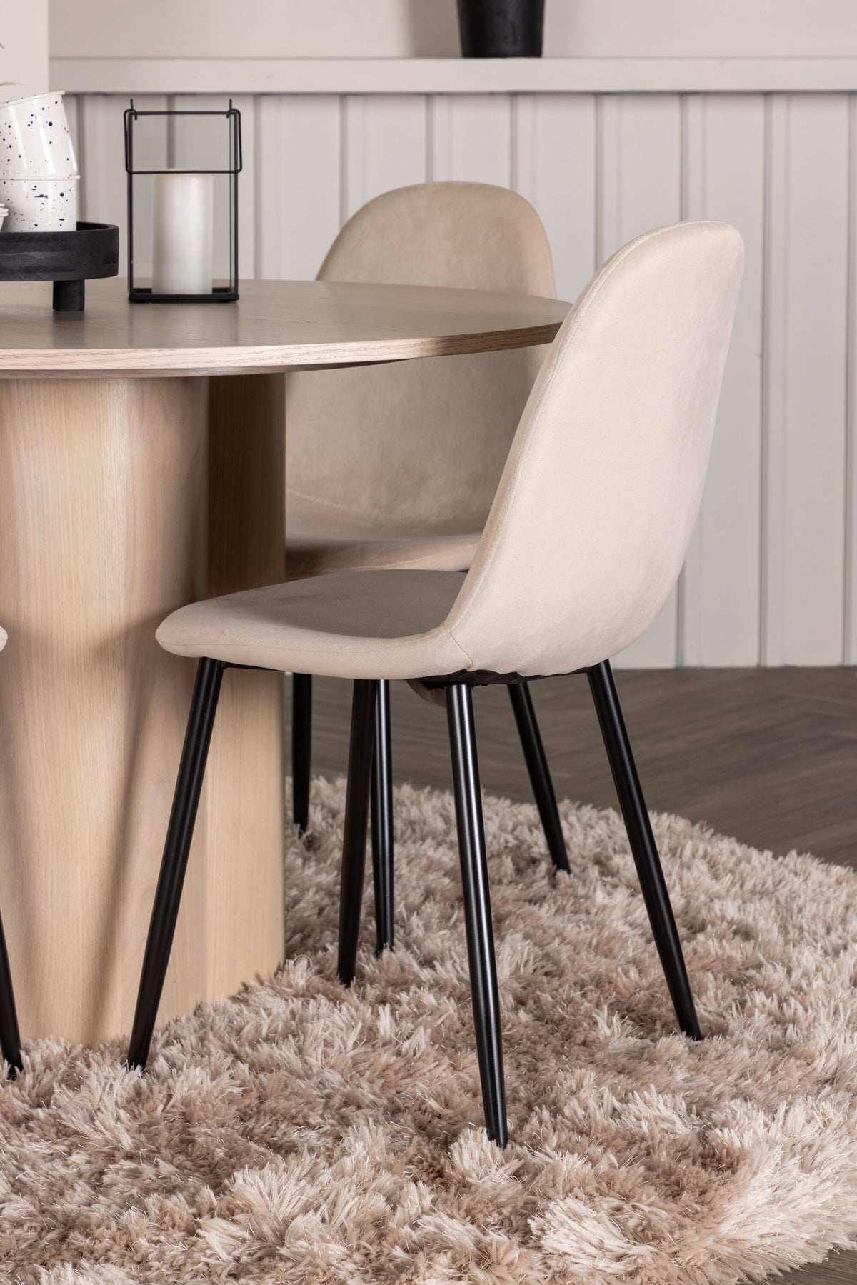 Olivia Matbord med Polar Stolarna – Bord: ⌀110 Stol: 53,3x88x42,5