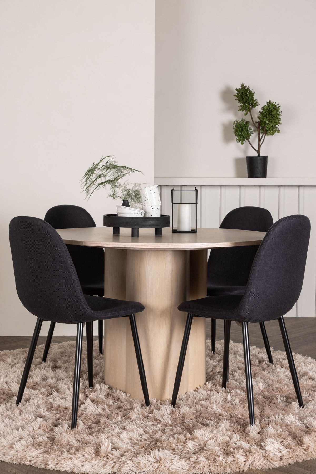 Olivia Matbord med Polar Stolarna – Bord: ⌀110 Stol: 53x87x44