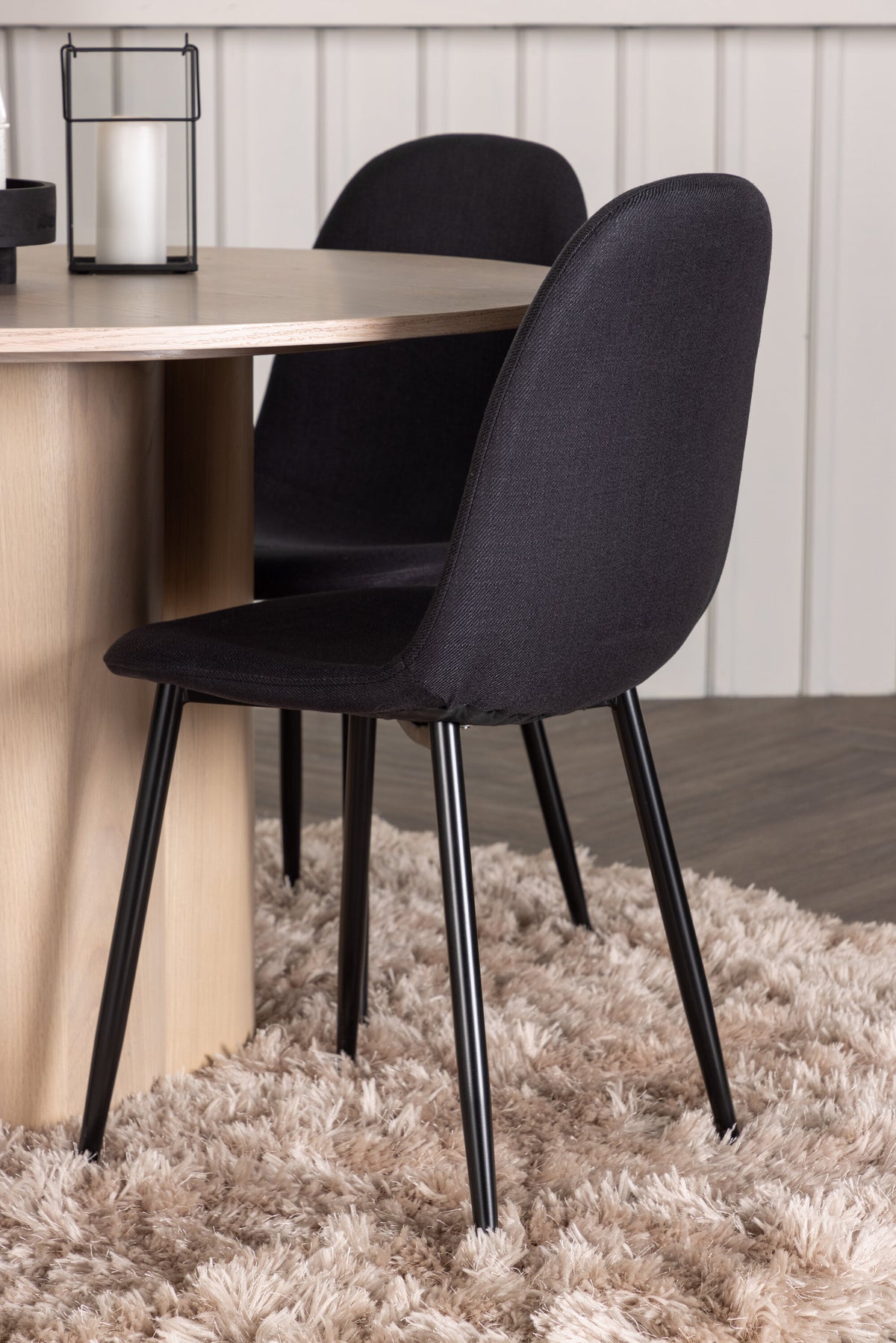 Olivia Matbord med Polar Stolarna – Bord: ⌀110 Stol: 53x87x44