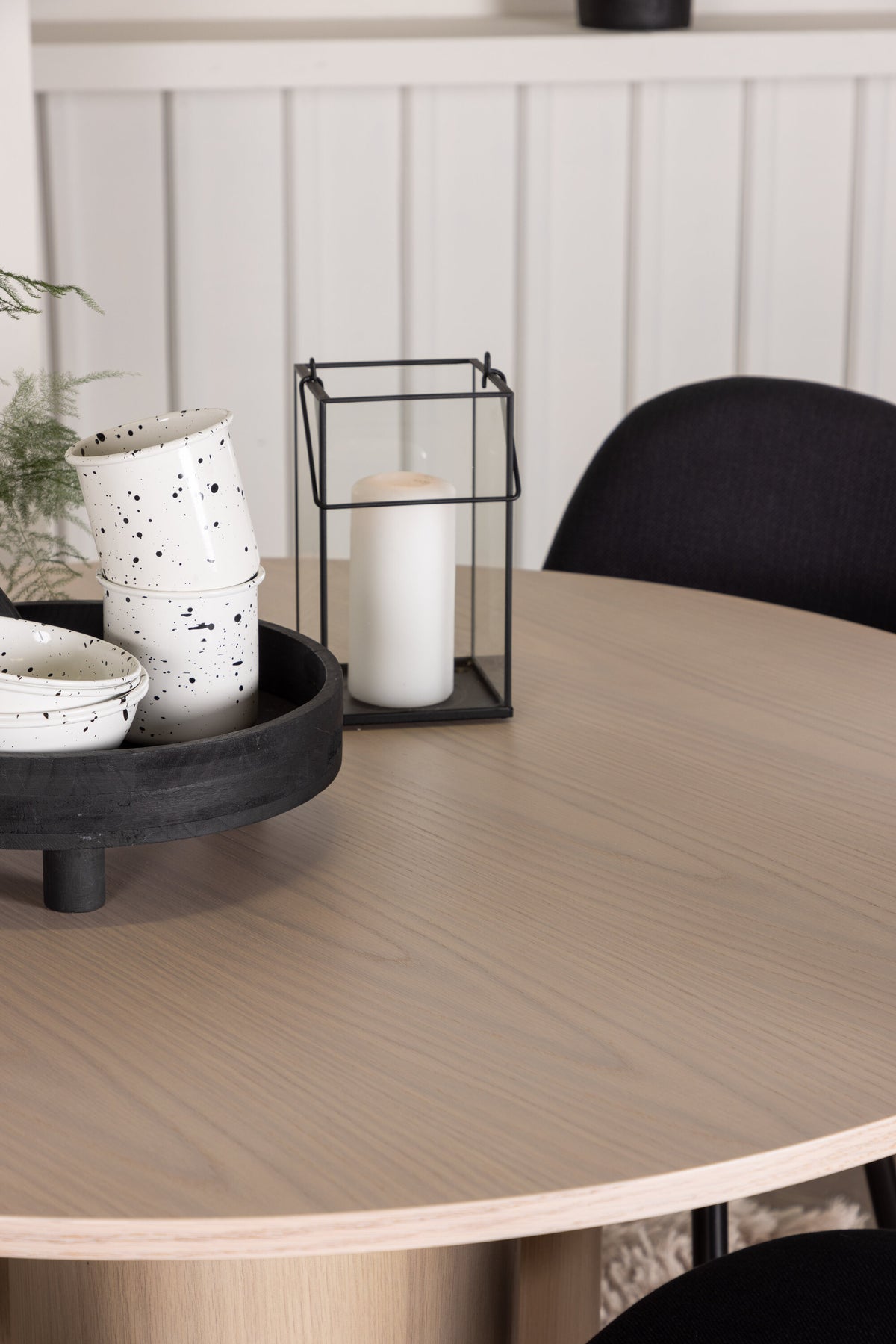 Olivia Matbord med Polar Stolarna – Bord: ⌀110 Stol: 53x87x44