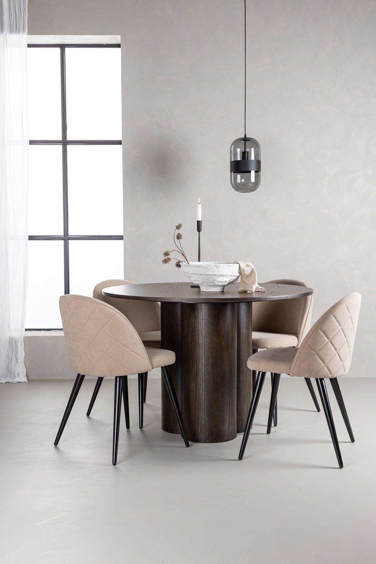 Olivia Matbord med Velvet Stolarna – Bord: ⌀110 Stol: 57x76,5x50